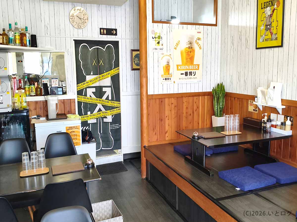 麺と酒 月乃家の清潔感がある広々とした店内。手前にテーブル席、奥に小上がりの座敷席があり、一人からグループまで利用しやすい居酒屋風の空間。
