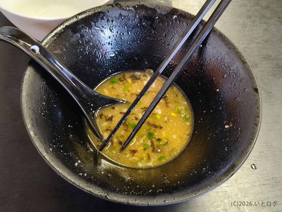 麺と酒 月乃家でラーメンをきれいに完食した後の黒い器。お箸とれんげが添えられ、スープの美味しさが伝わる食後の様子。
