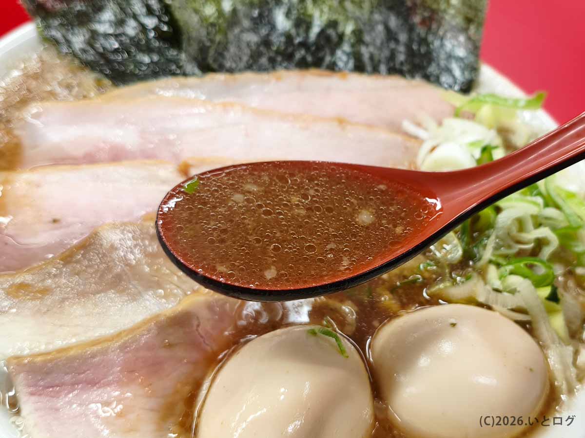 王道家直伝 との丸家 伊勢崎店で提供される家系ラーメンの豚骨醤油スープ