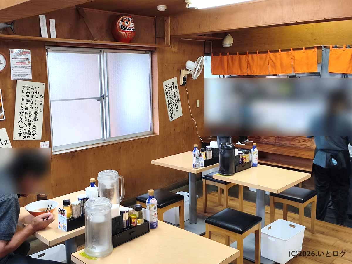 木の温かみを感じる中華そば よしかわ 上尾店の店内とカウンター・テーブル席