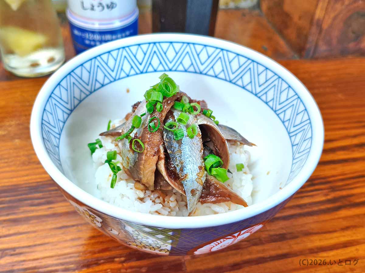 中華そば よしかわ 上尾店で注文した新鮮ないわしをご飯に盛り付けたいわし丼