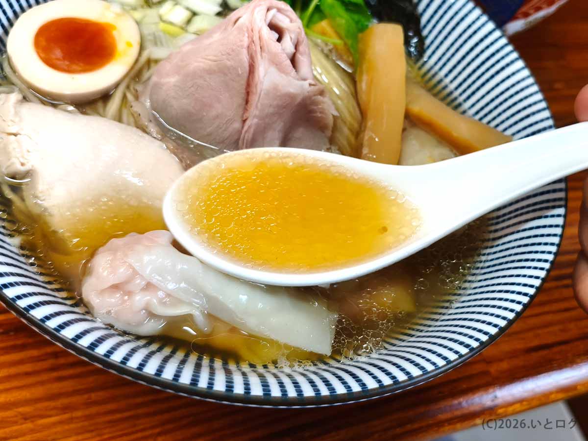 中華そば よしかわ 上尾店のわんたん煮干しそばからすくった透き通る黄金色の煮干しスープ