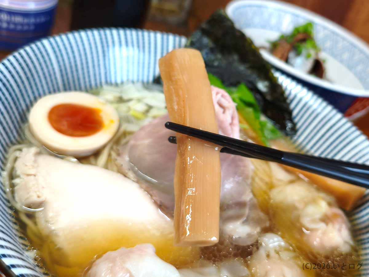 中華そば よしかわ 上尾店のわんたん煮干しそばにトッピングされた太く艶のあるメンマ