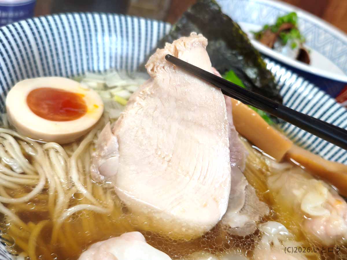中華そば よしかわ 上尾店の煮干しそばに盛り付けられたしっとりとした鶏チャーシュー