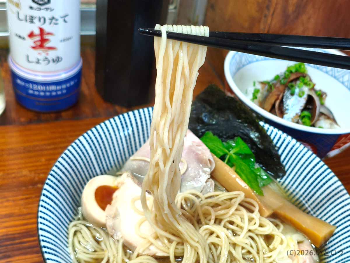 中華そば よしかわ 上尾店の煮干しスープに合わせた細ストレートの自家製麺