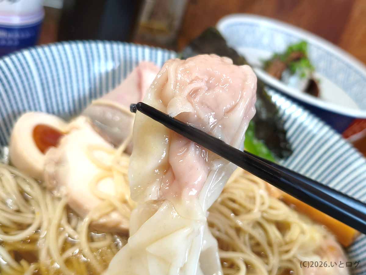 中華そば よしかわ 上尾店の煮干しそばに入った肉餡たっぷりの大きなわんたん
