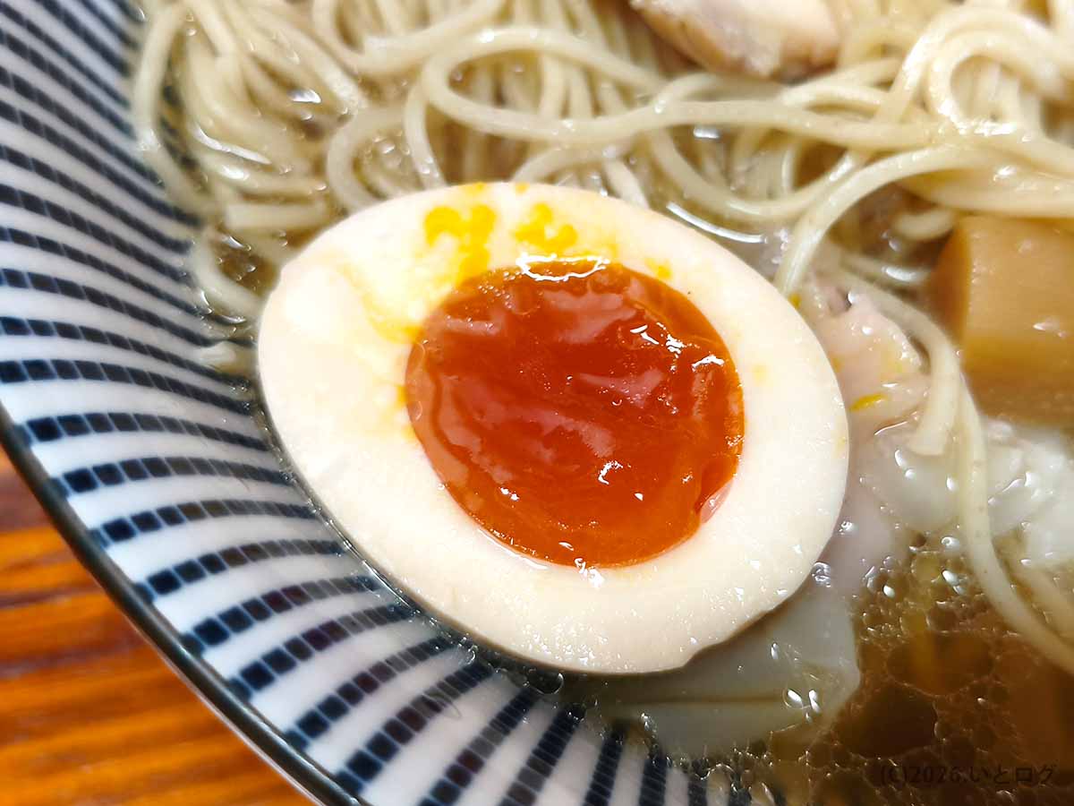 中華そば よしかわ 上尾店のラーメンにトッピングされた黄身が濃厚な半熟味玉
