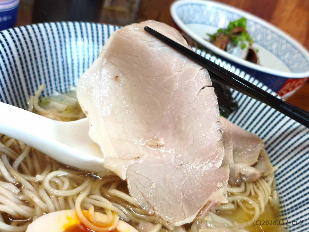 中華そば よしかわ 上尾店のわんたん煮干しそばに盛られた大判の豚チャーシュー
