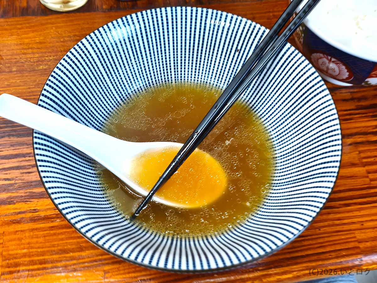 中華そば よしかわ 上尾店のわんたん煮干しそばを食べ終えた後の丼と残った煮干しスープ