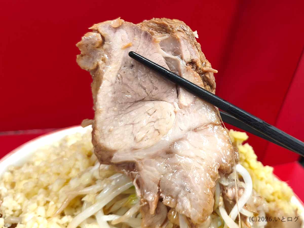 ラーメン二郎 大宮公園駅前店のラーメンに盛られた厚切りの豚