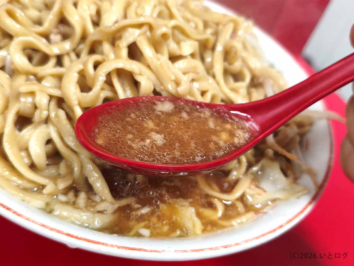 ラーメン二郎 大宮公園駅前店の醤油色が際立つ非乳化スープ