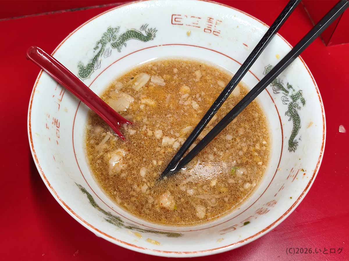 ラーメン二郎 大宮公園駅前店のラーメンを食べ終えた後に残ったスープ