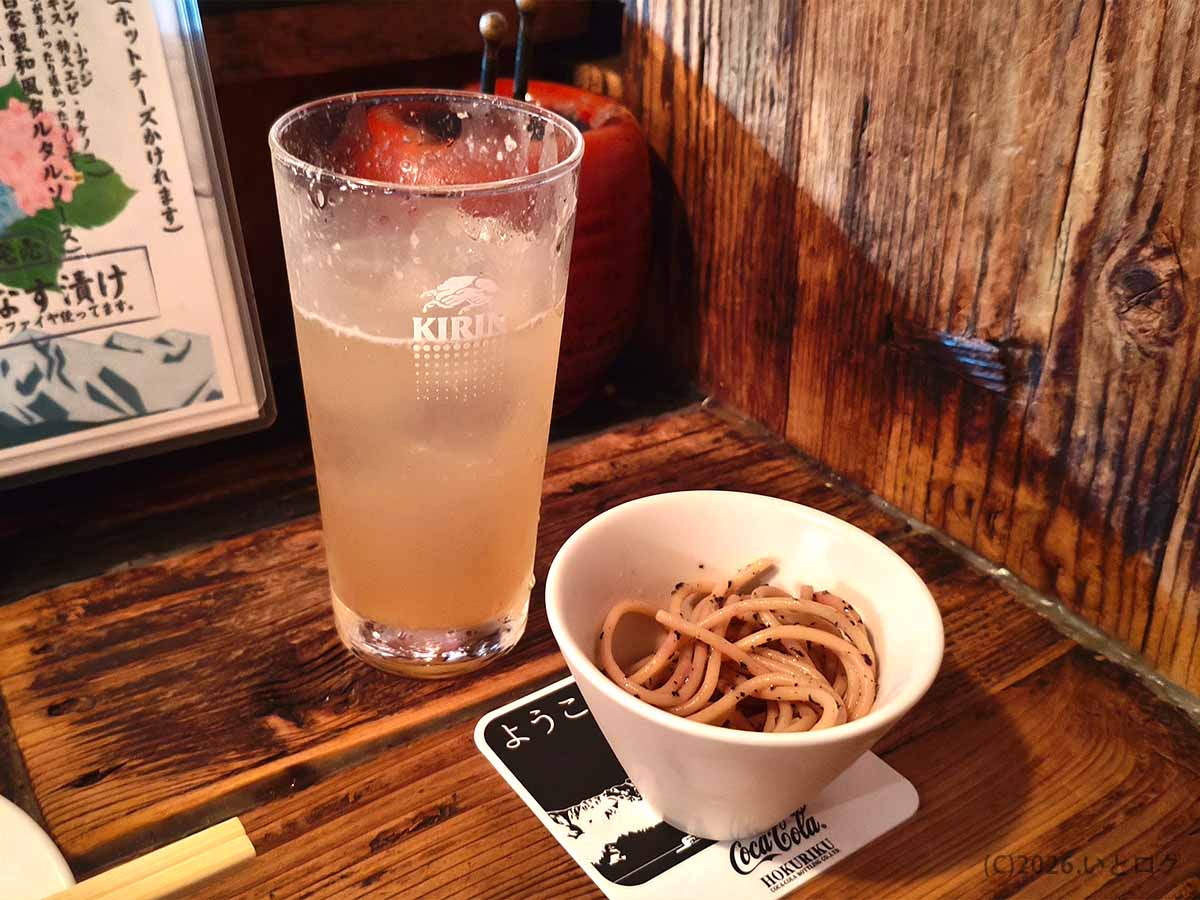 富山市の居酒屋・金泉で提供されたドリンクとお通し