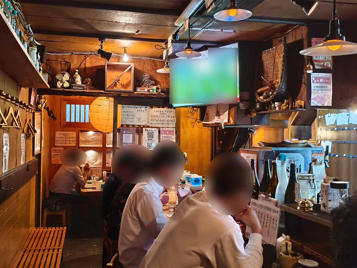 富山市の居酒屋・金泉の木の温もりを感じる店内とカウンター席