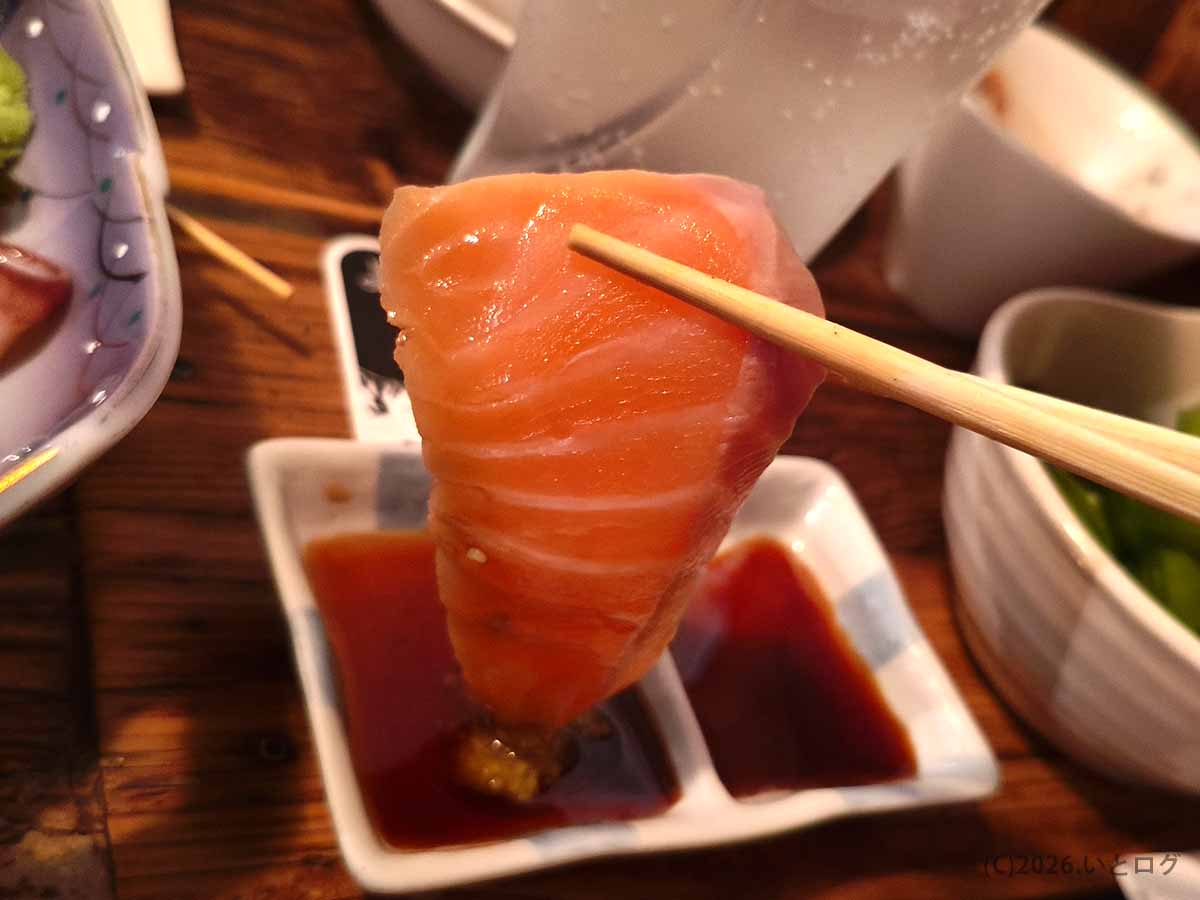 金泉の刺身盛り合わせに入った厚切りのサーモン