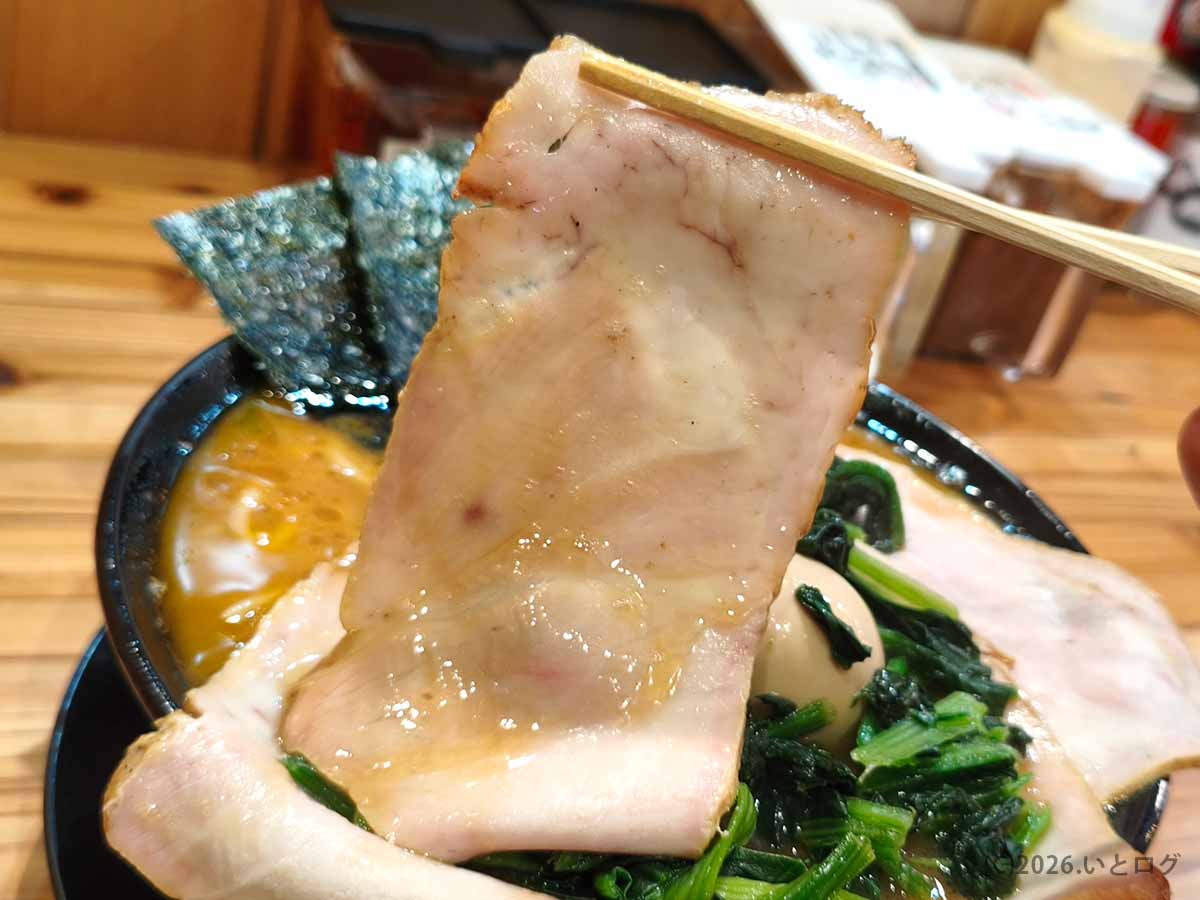 王道乃印 富山家のラーメンにのった大判チャーシュー。薄めながら存在感があり、家系ラーメンのスープやライスとも相性がいい。