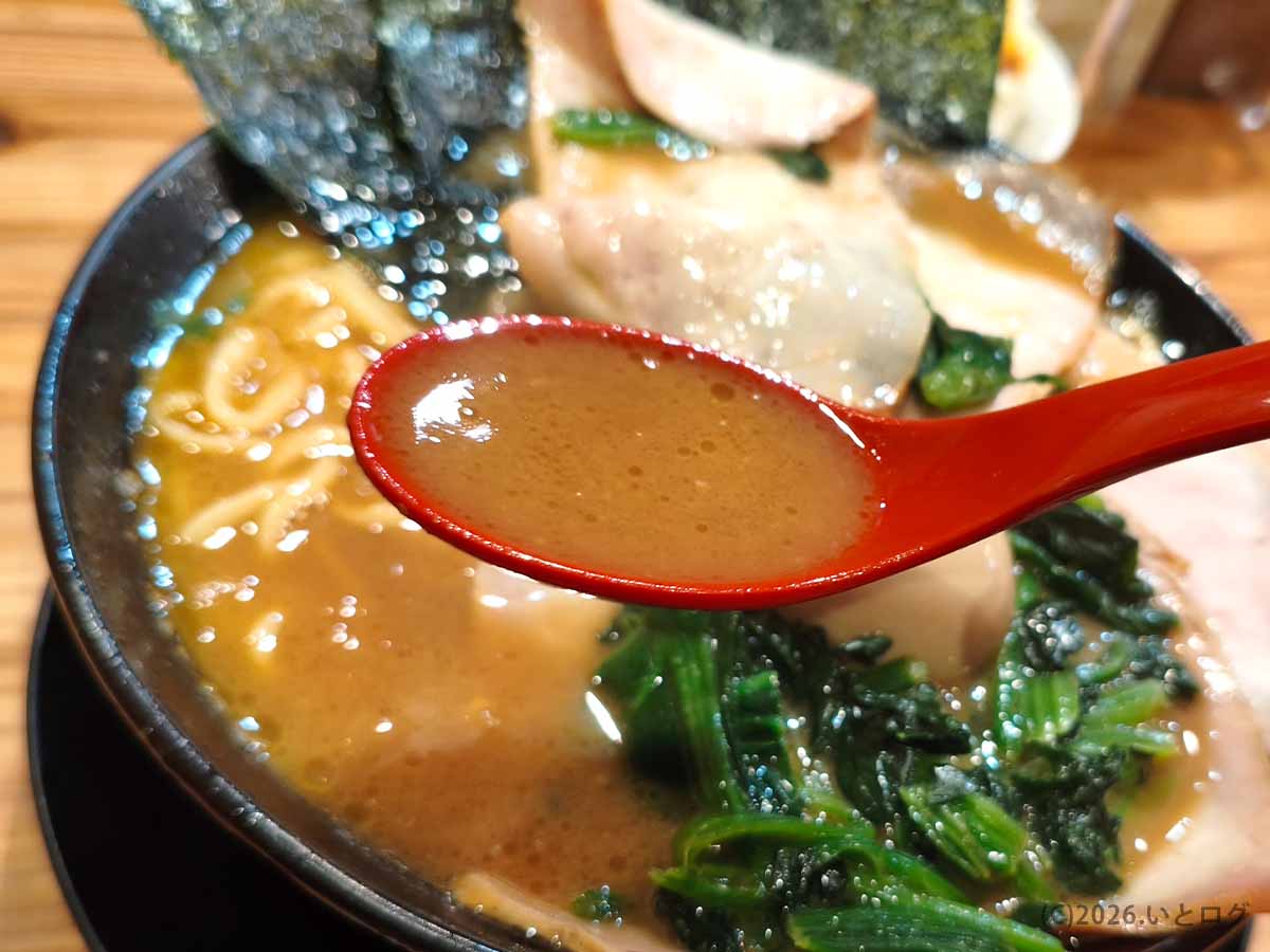 富山市の家系ラーメン店「王道乃印 富山家」のスープ。豚骨醤油の濃厚な色合いで、王道家系らしい力強さが伝わる一杯。