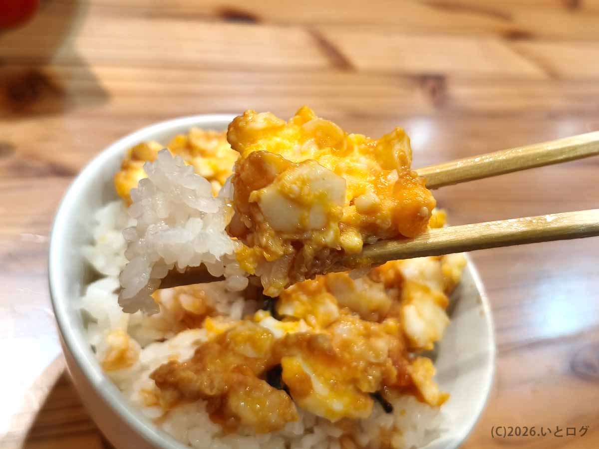 富山家のライスに玉子をのせた一杯。家系ラーメンのスープや卓上調味料と合わせて楽しめる、来店時に外せないサイドメニュー。