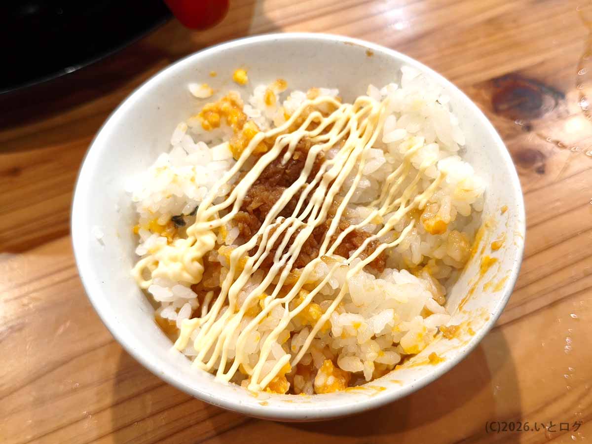 王道乃印 富山家のライスアレンジ。無限にんにくとマヨネーズを合わせ、家系ラーメンの合間に食べたくなる背徳感のある一杯。