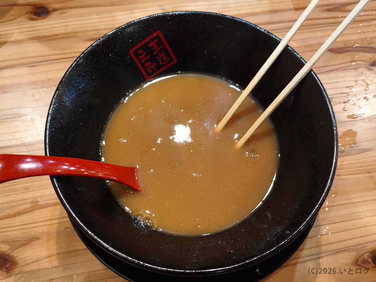 王道乃印 富山家のラーメンを食べ終えた後の丼。濃厚な豚骨醤油スープが残り、王道家系ラーメンらしい余韻が伝わる一枚。