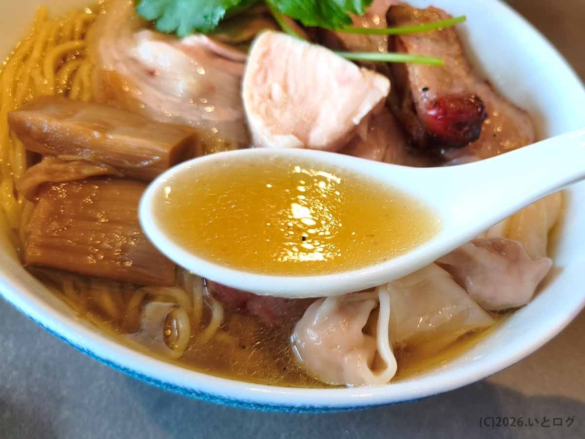 山梨県甲斐市の麺屋しん道で提供される醤油らぁ麺premiumの黄金色に輝くスープ