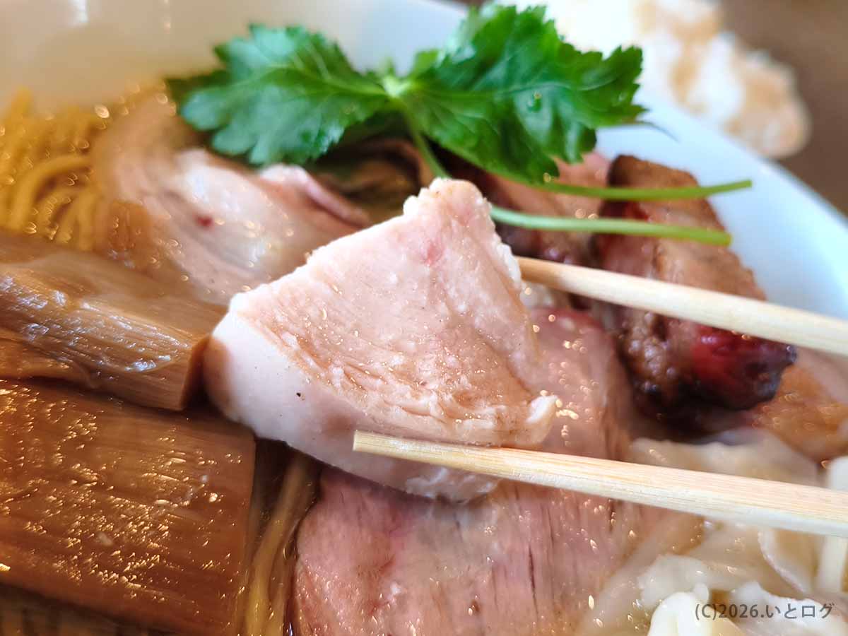 麺屋しん道の醤油らぁ麺premiumに盛り付けられたしっとり食感の鶏チャーシュー