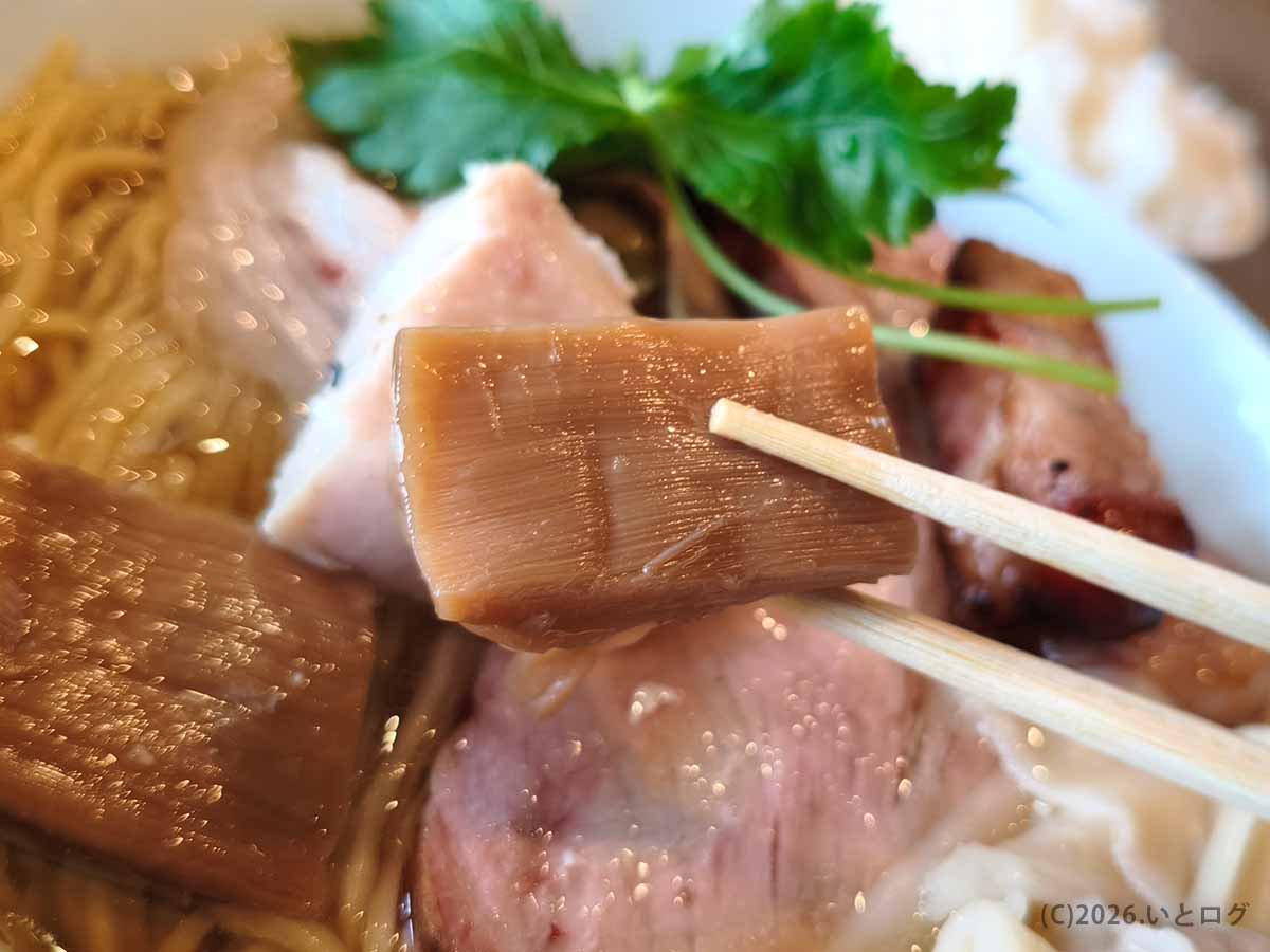 甲斐市のラーメン店・麺屋しん道の醤油らぁ麺premiumに入った厚みのあるメンマ