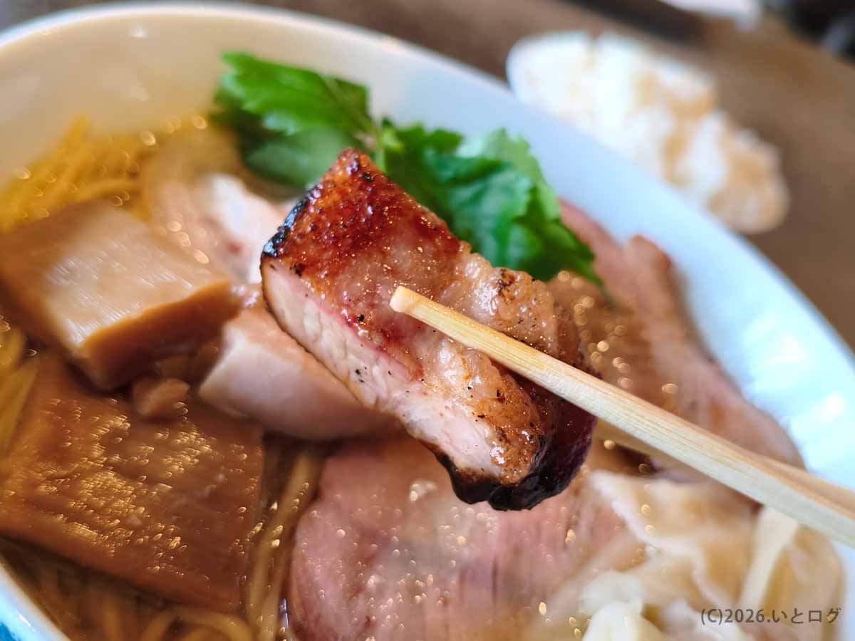 山梨のラーメン店・麺屋しん道の醤油らぁ麺premiumにのる肉感のある豚チャーシュー