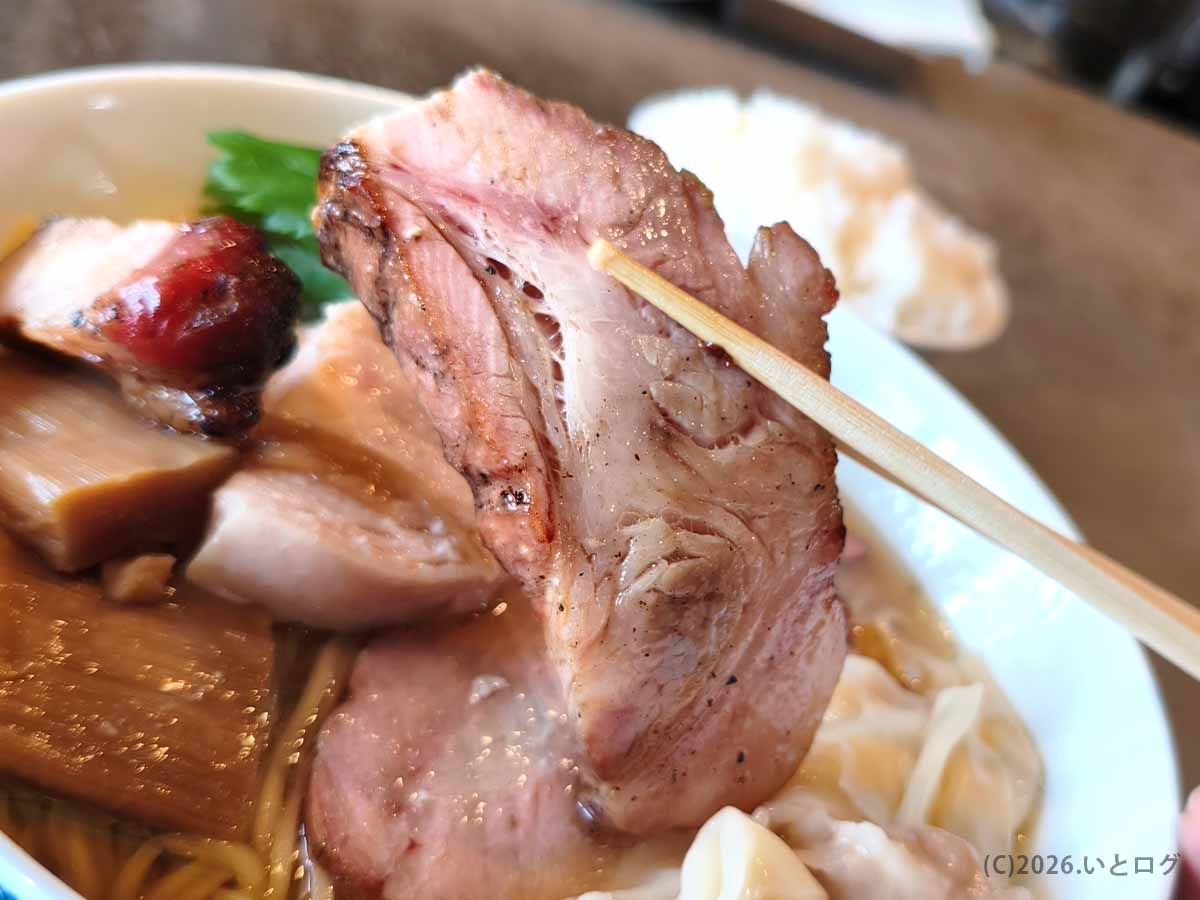 麺屋しん道の醤油らぁ麺premiumに盛られた香ばしい焼き目の炙りチャーシュー
