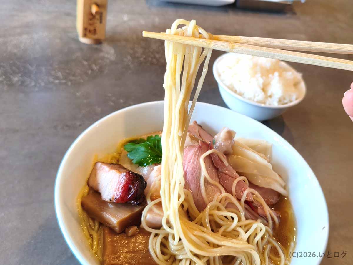 甲斐市の麺屋しん道で味わう醤油らぁ麺premiumのスープをまとった細麺