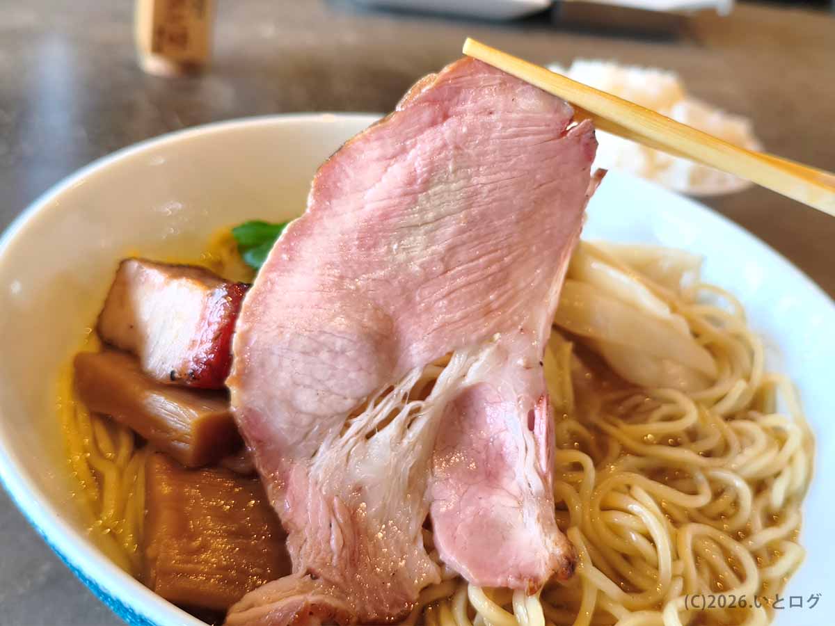 麺屋しん道の醤油らぁ麺premiumに盛り付けられた大判の豚チャーシュー