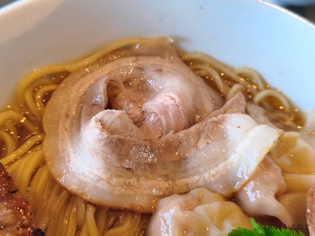山梨県甲斐市にある麺屋しん道の白醤油らぁ麺のバラチャーシュー