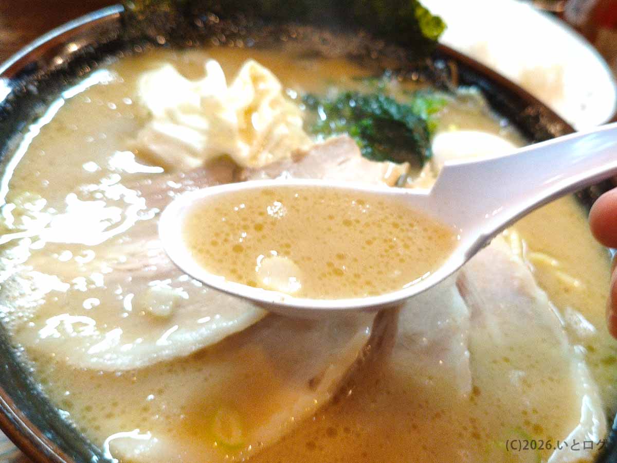 松本市の塩八で味わった豚骨塩らぁめんの濃厚なスープ