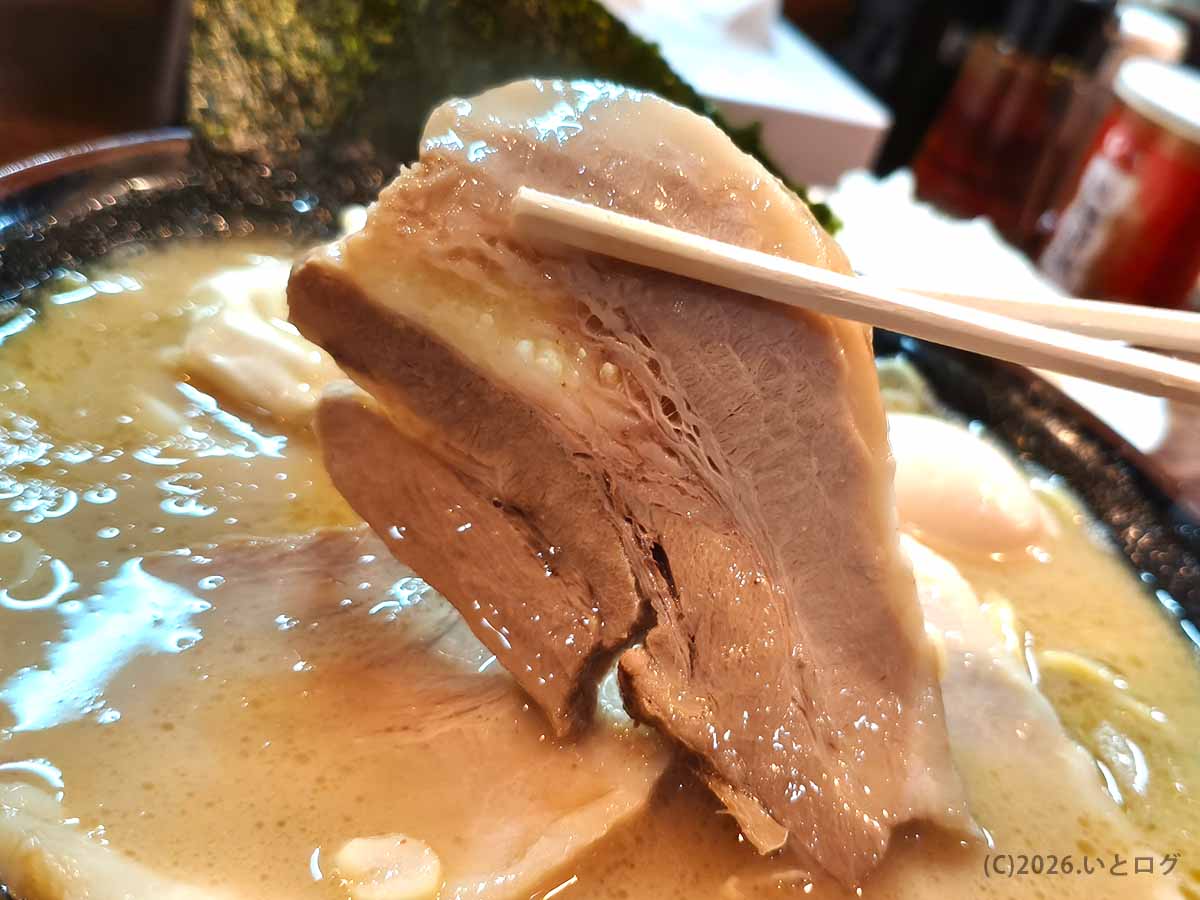 塩八の豚骨塩らぁめんにトッピングされた大判のチャーシュー