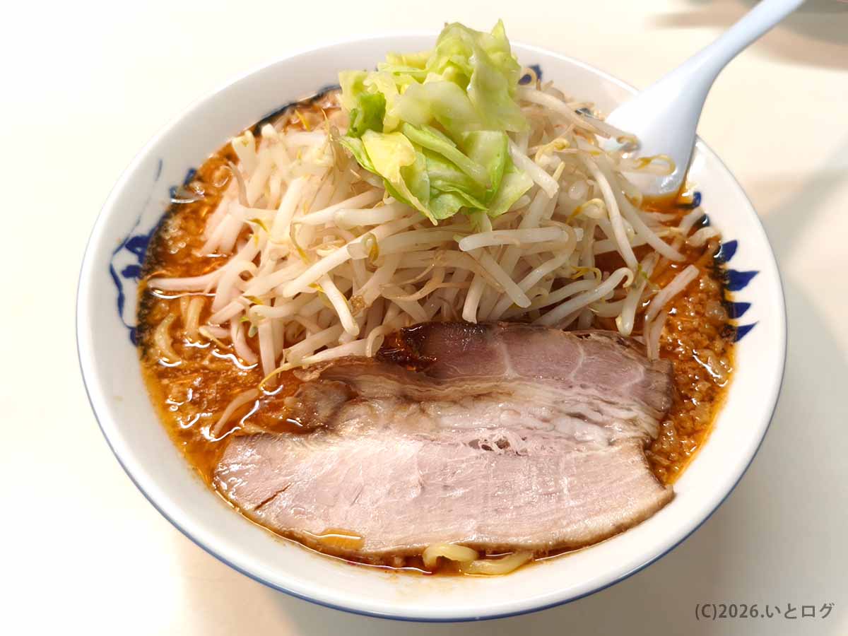 山梨県甲斐市のみやこいち 双葉店で注文した、野菜と大判チャーシューがのった辛みそタンメン