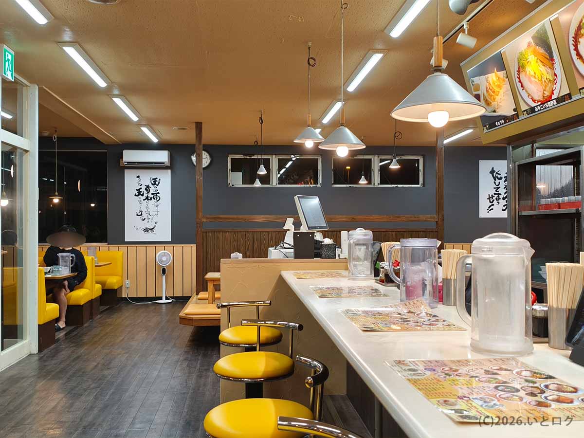 カウンター席とテーブル席、座敷席が用意された、みやこいち 双葉店の明るい店内