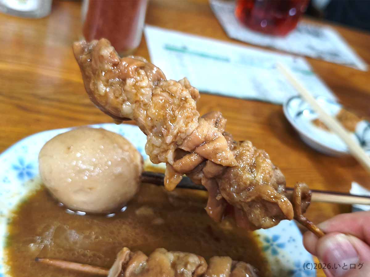 濃厚な味噌ダレで煮込まれた串のどてやきと、味が染みたどて玉子