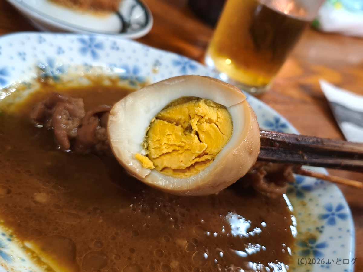 どてやき下條の濃厚な煮汁で煮込まれ、黄身までしっかり火が通ったどて玉子の断面