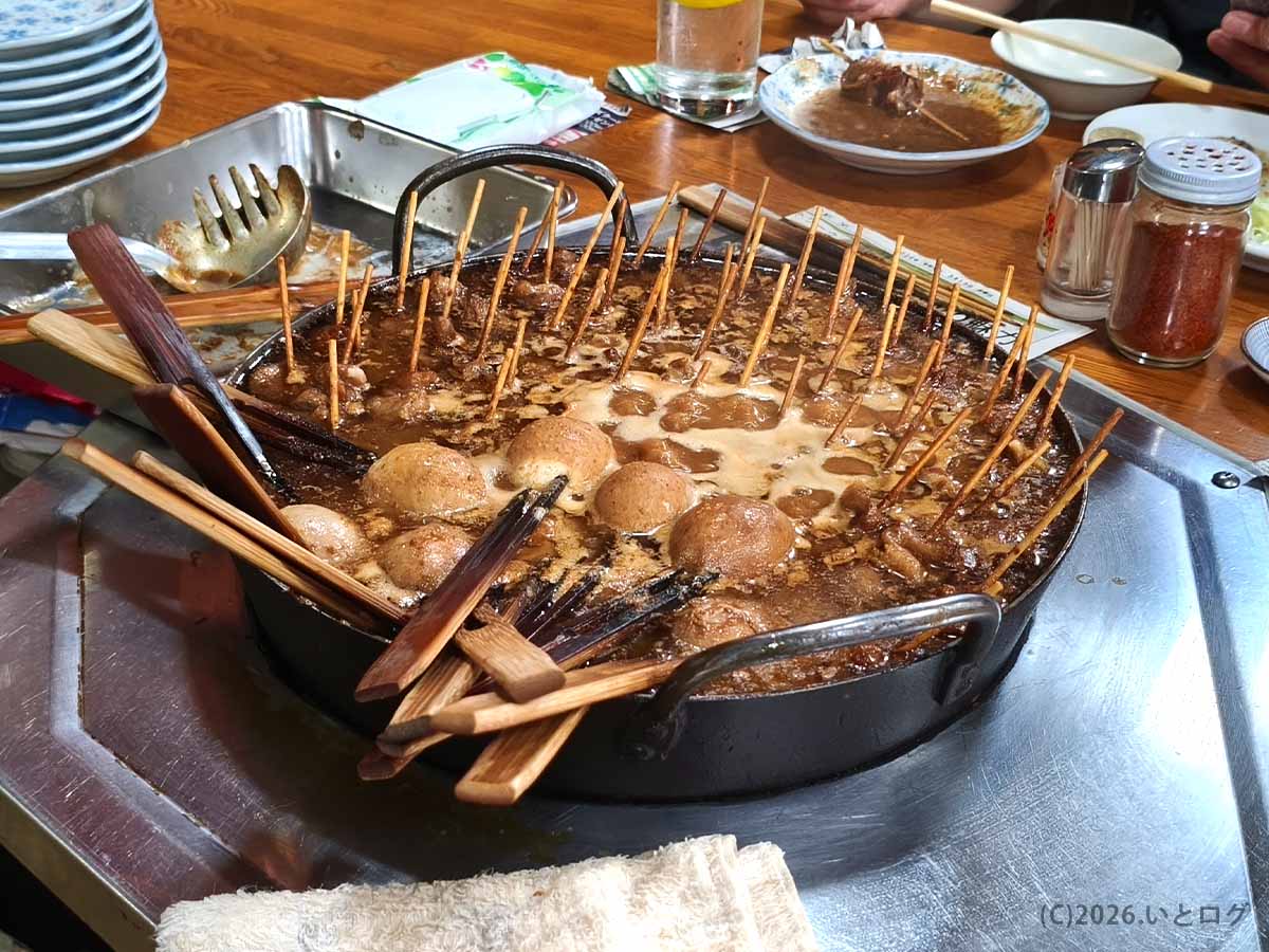 大きな鍋の味噌ダレで、どてやきの串とどて玉子を煮込む元祖どてやき下條の店内