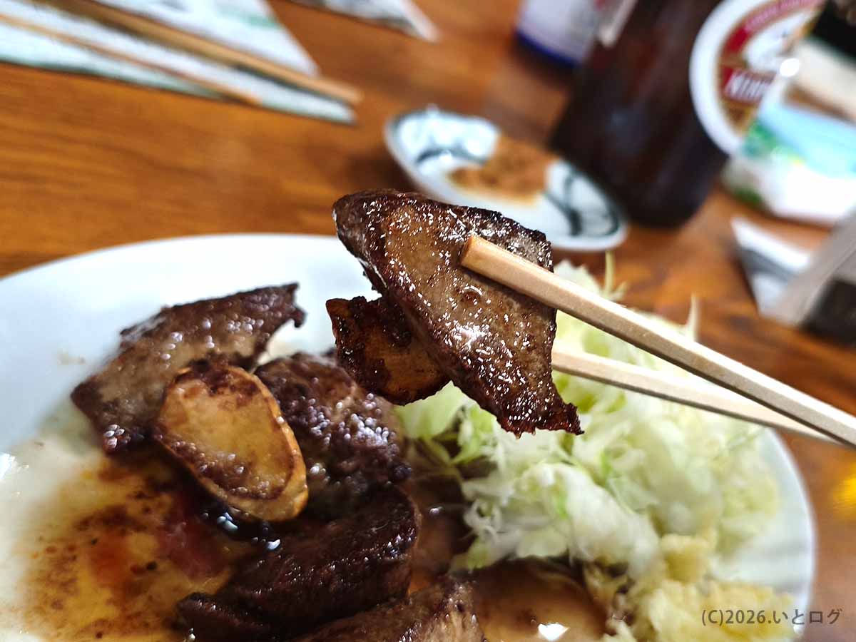 表面を香ばしく焼き上げ、ニンニクを合わせて味わうどてやき下條のレバー塩焼
