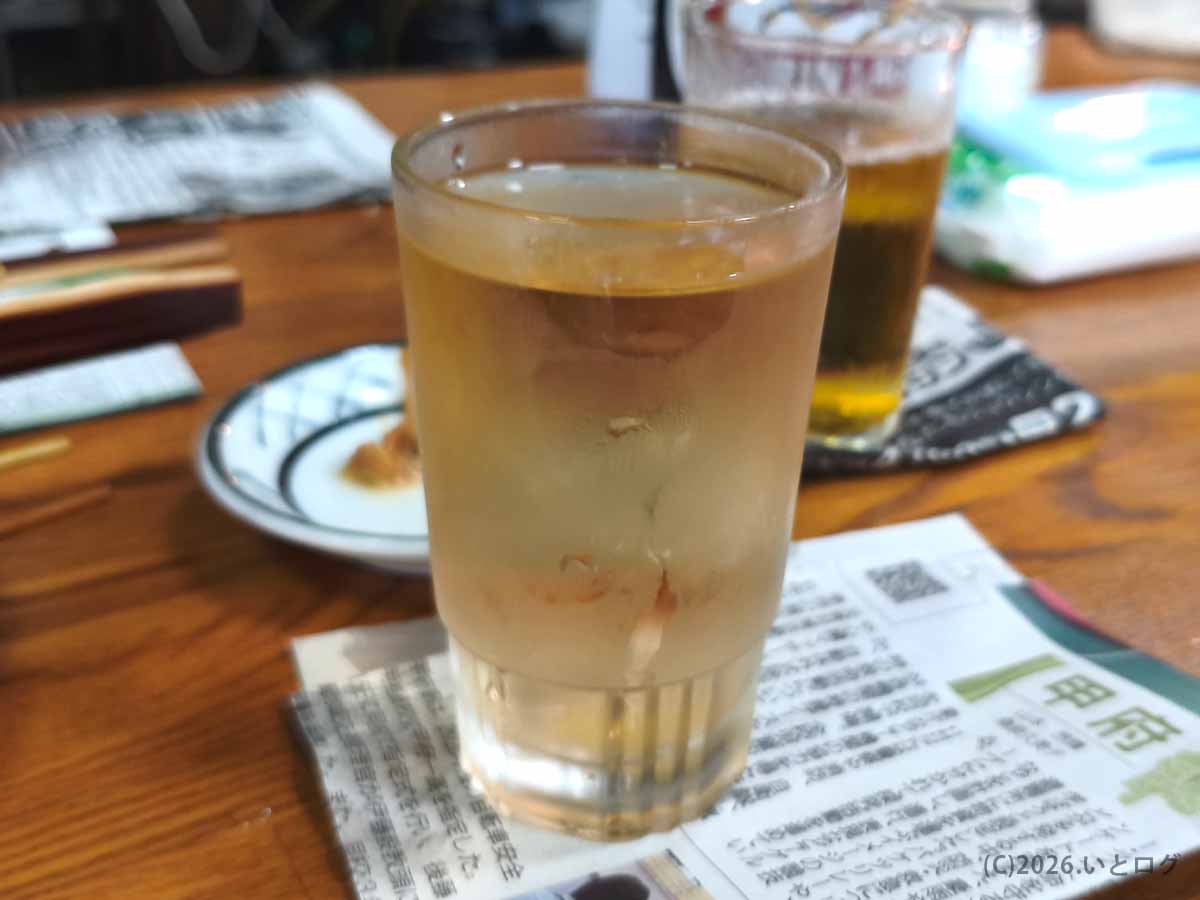甲府駅近くで昼飲みを楽しめるどてやき下條の、焼酎を梅で割った名物の梅割り