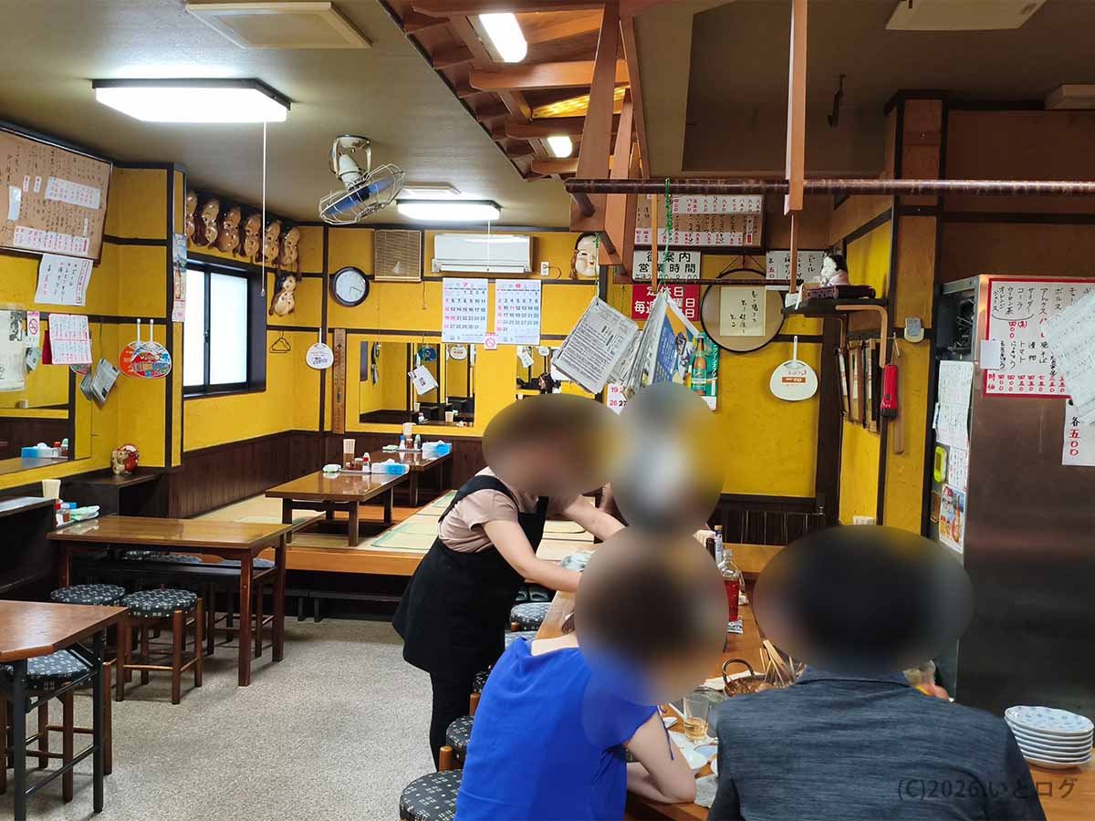 座敷席とテーブル席、カウンターが並ぶ甲府の老舗居酒屋どてやき下條の店内