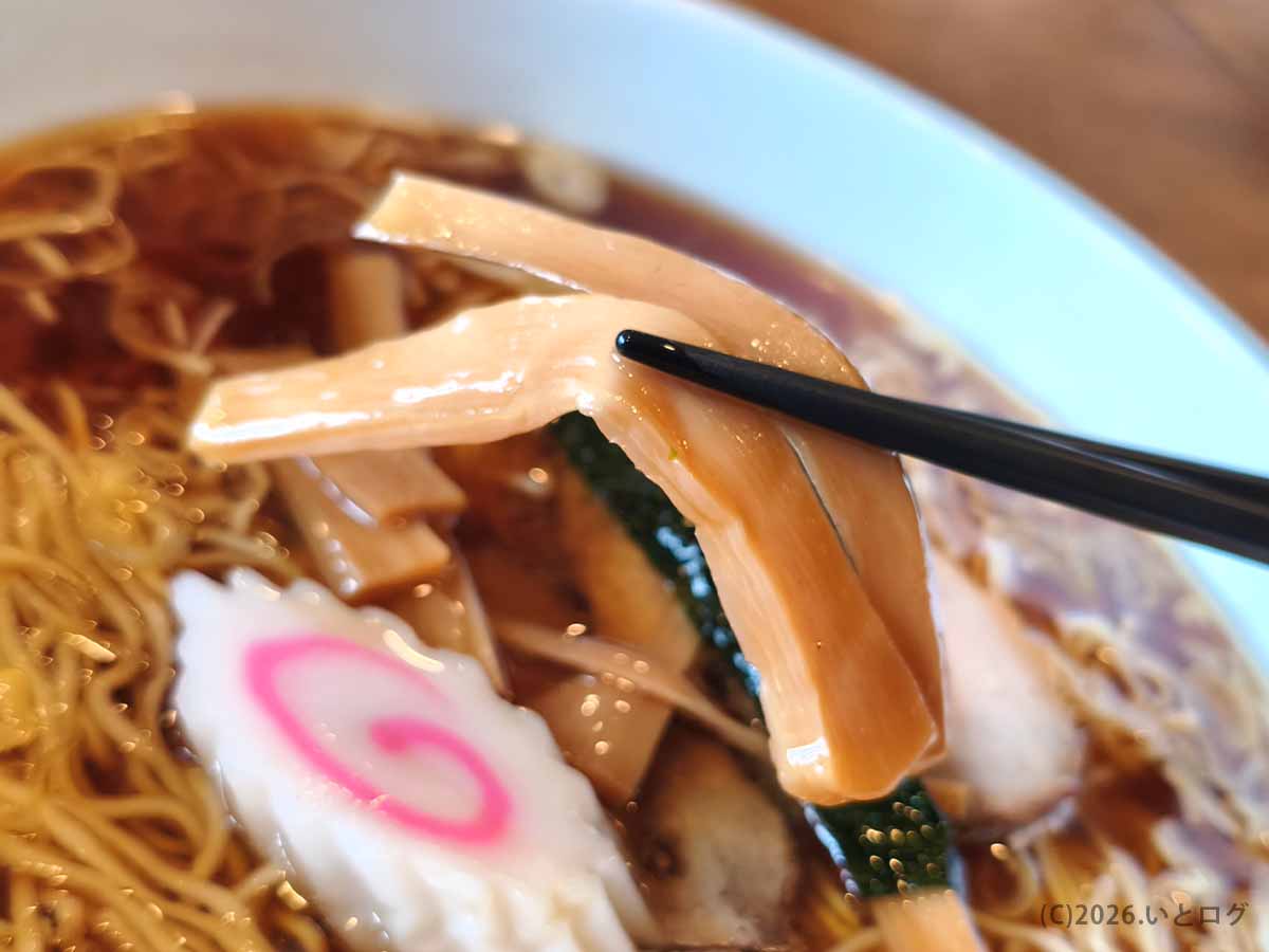 甲府の上田屋で提供される中華そばにトッピングされた、太めに切られたメンマ