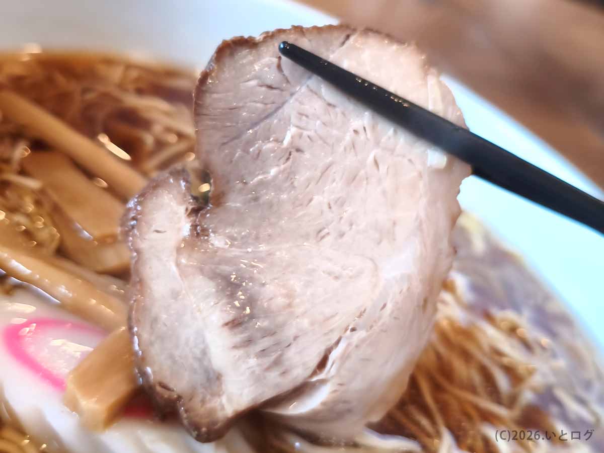 山梨県甲府市の上田屋で味わった、昔ながらの醤油ラーメンにのる大判チャーシュー