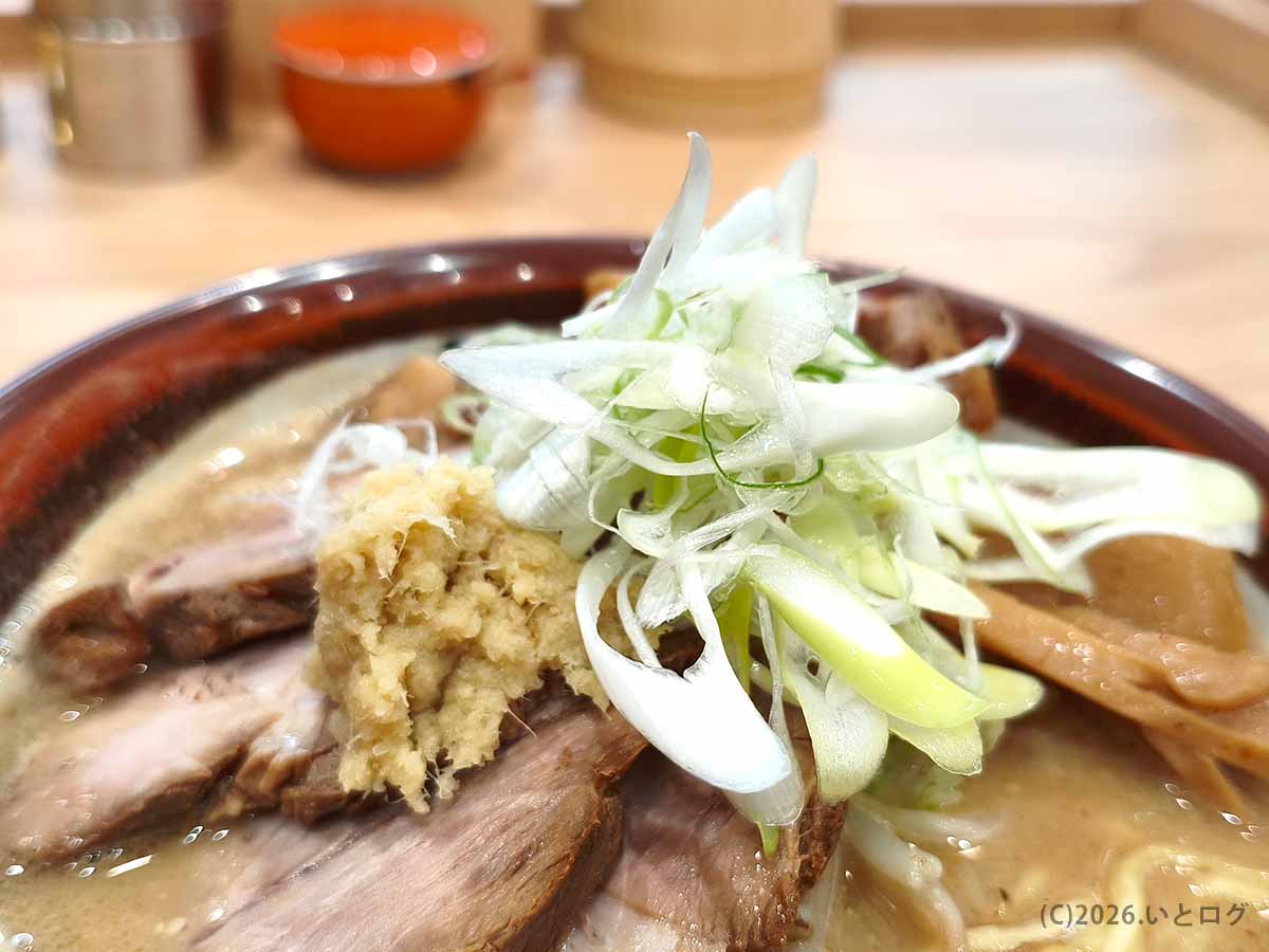 初志貫徹 甲斐竜王店で注文した、複数のチャーシューと白髪ねぎ、おろし生姜、メンマを盛りつけたチャーシューみそ