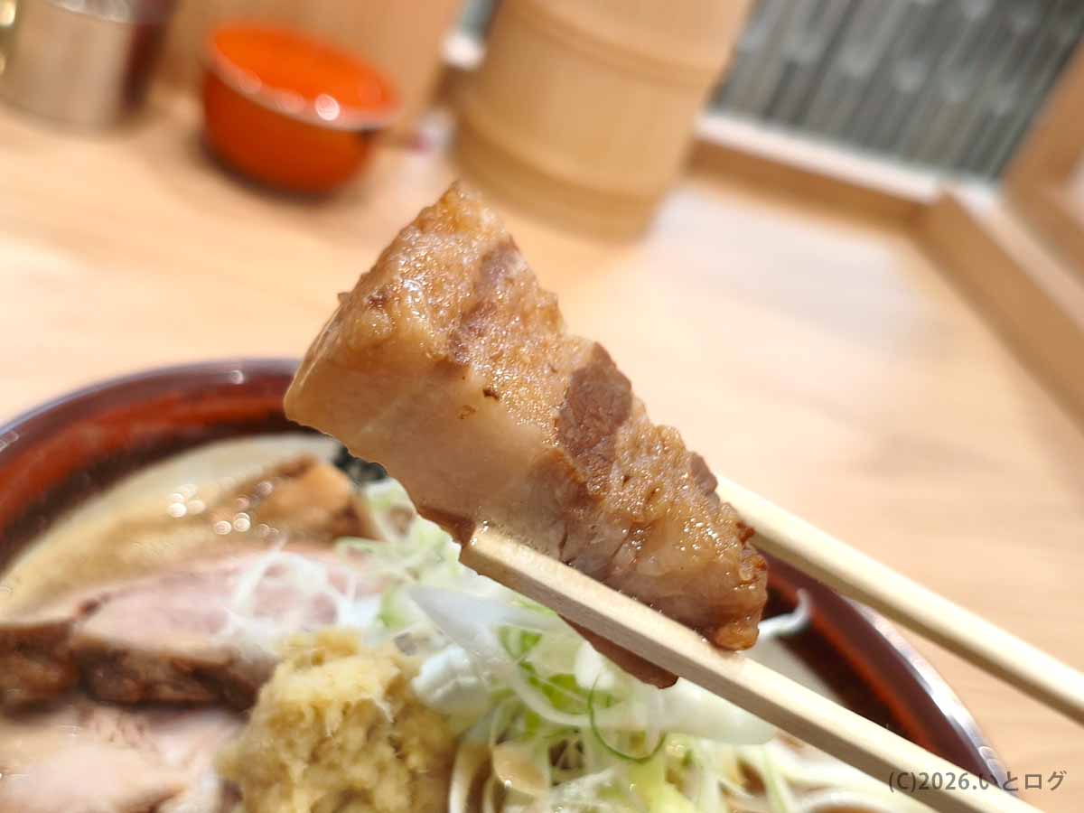 初志貫徹 甲斐竜王店のチャーシューみそに入った、脂身がとろりとした厚切りの豚バラチャーシュー