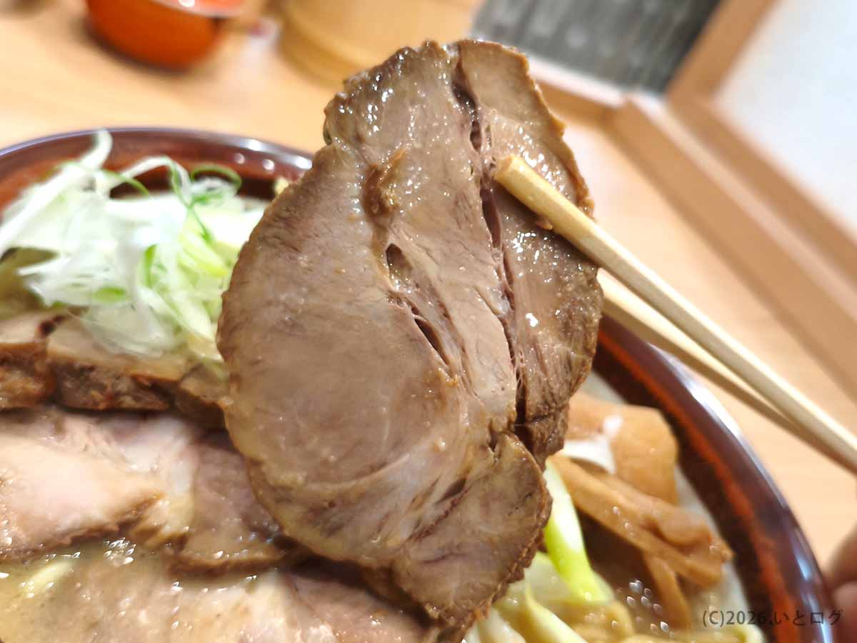 初志貫徹 甲斐竜王店の味噌ラーメンに盛られた、しっとり柔らかそうな大判チャーシュー