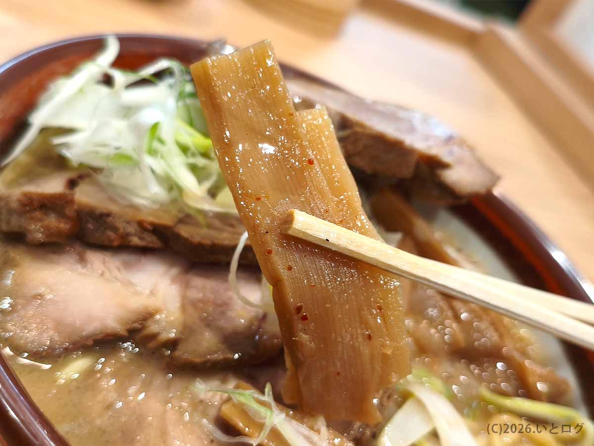 初志貫徹 甲斐竜王店のチャーシューみそに添えられた、味が染みた幅広で肉厚なメンマ