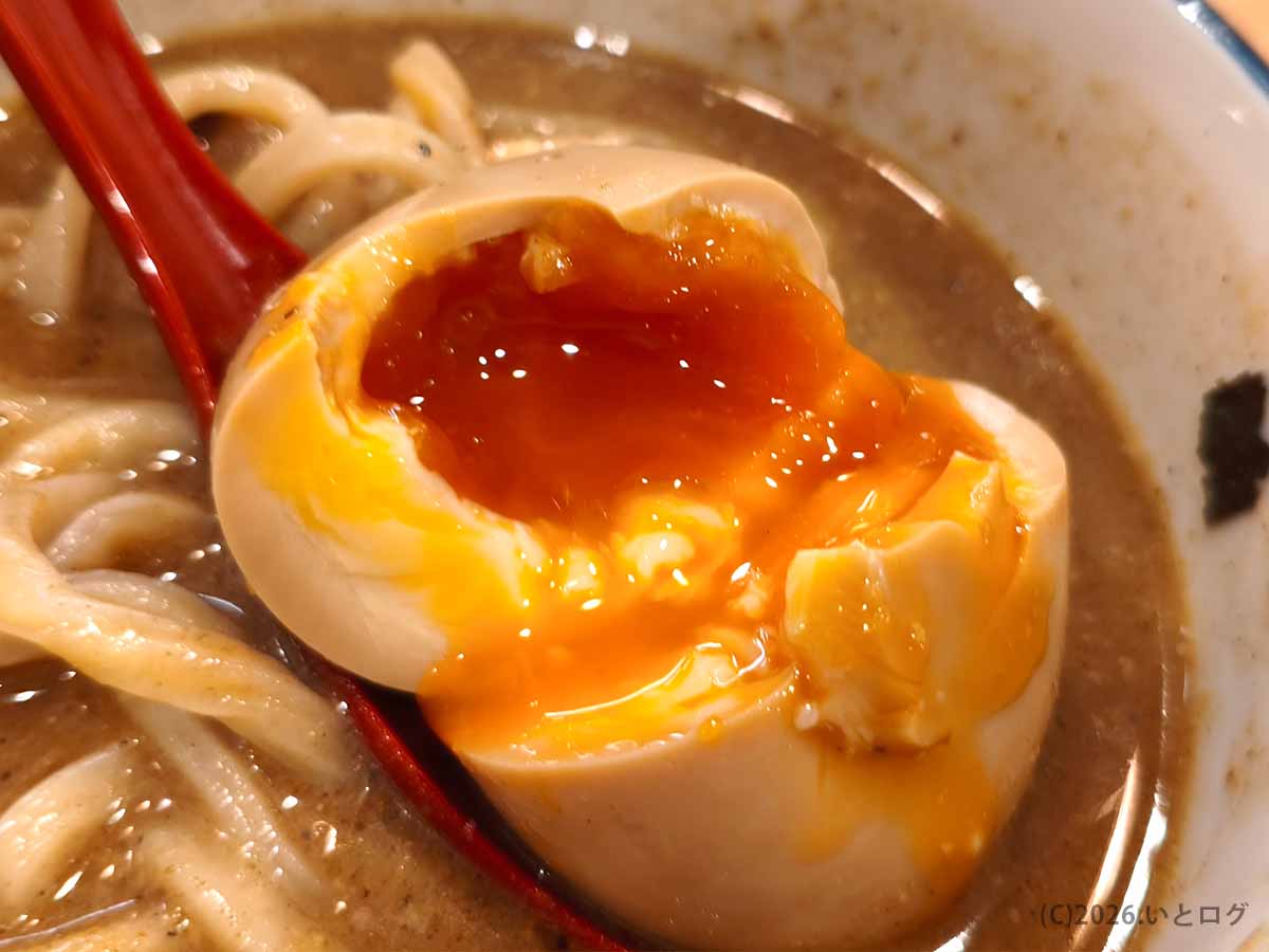 初志貫徹 甲斐竜王店の特上みそつけに付く、濃いオレンジ色の黄身がとろける半熟味玉