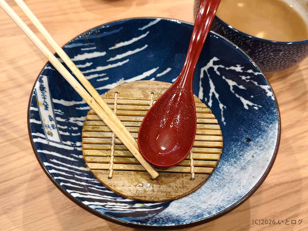 初志貫徹 甲斐竜王店の特上みそつけを完食し、麺の器とスープ割り後のつけ汁が残った食後の様子